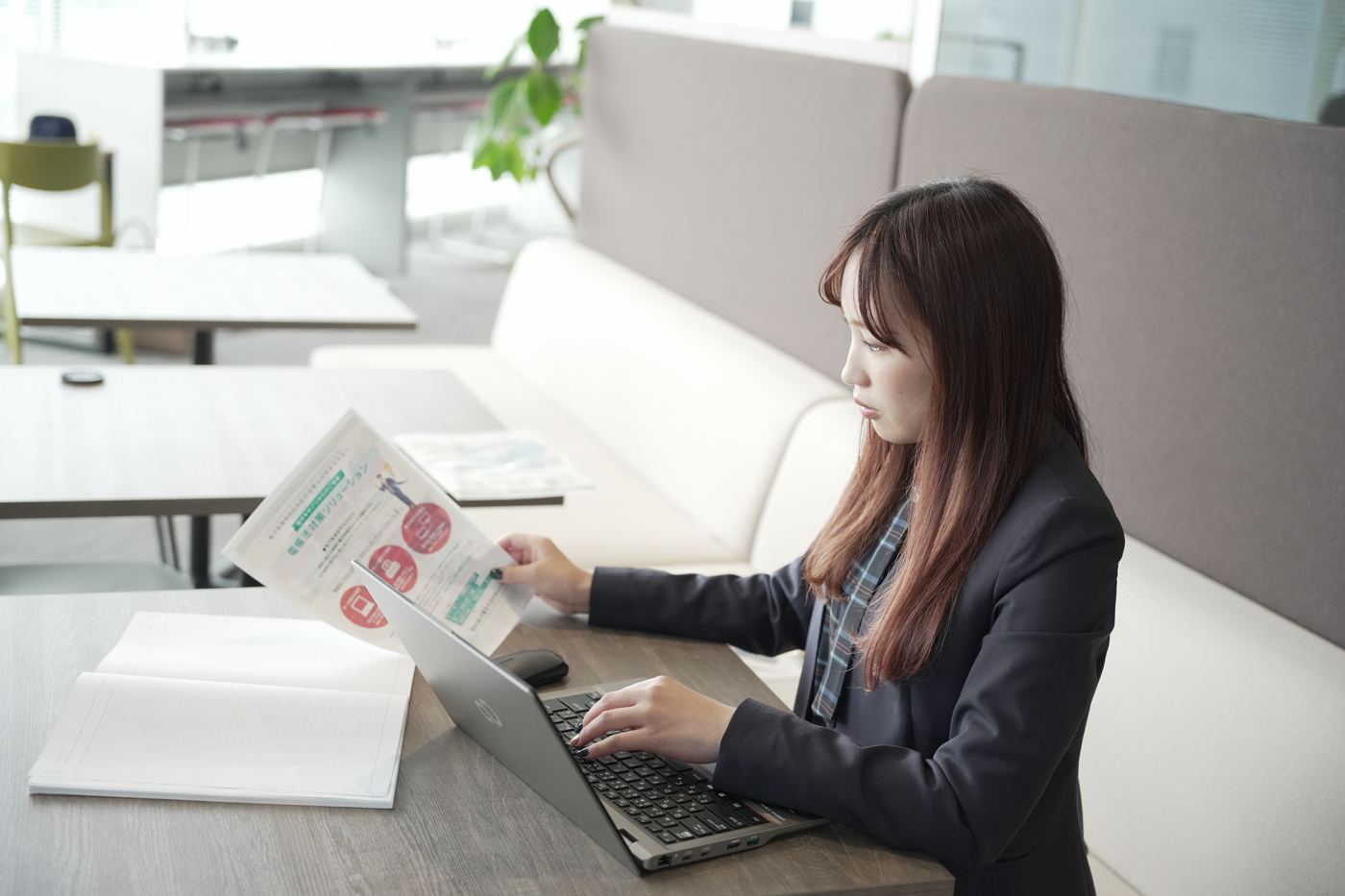 資料を確認するICTセールス