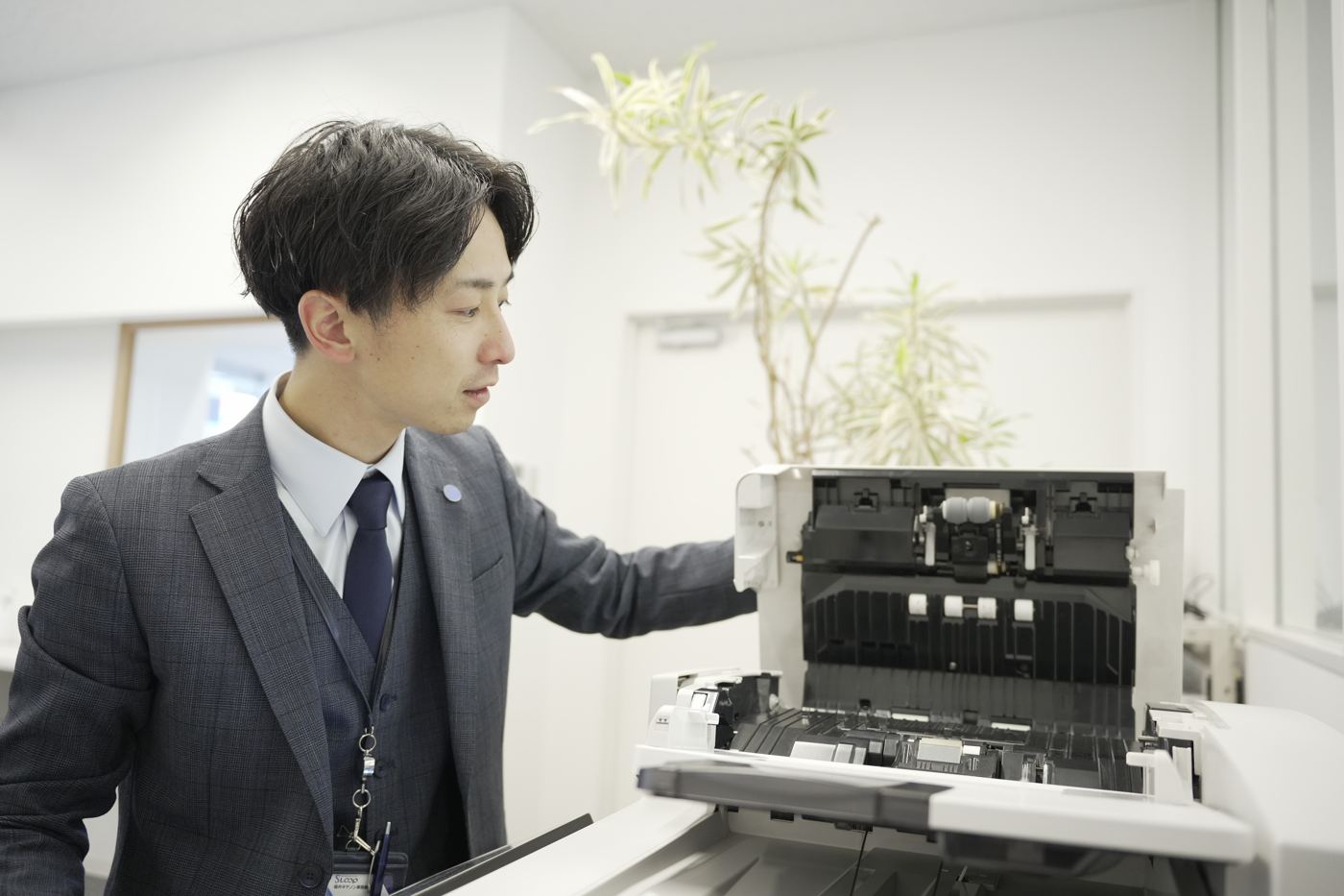 複合機を点検するICTサービス